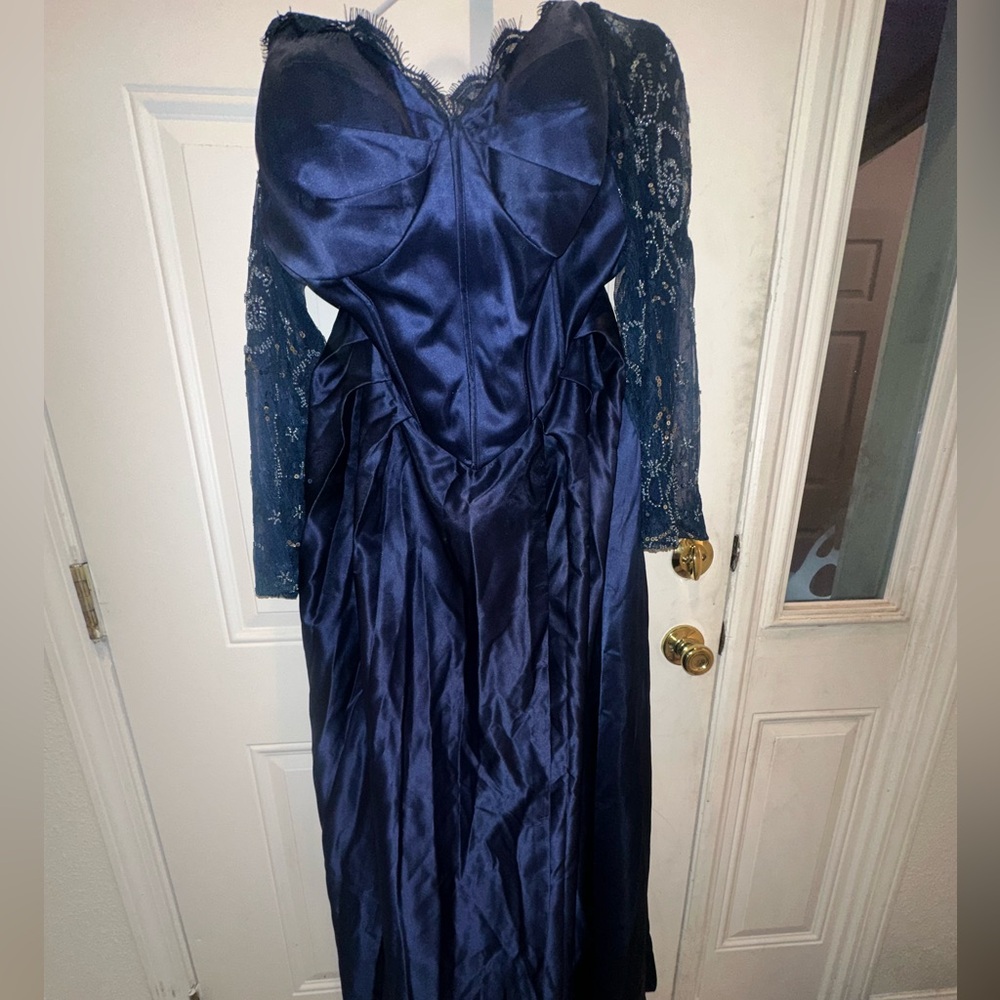 Elegant Navy Blue Gown with Lace Sleeves